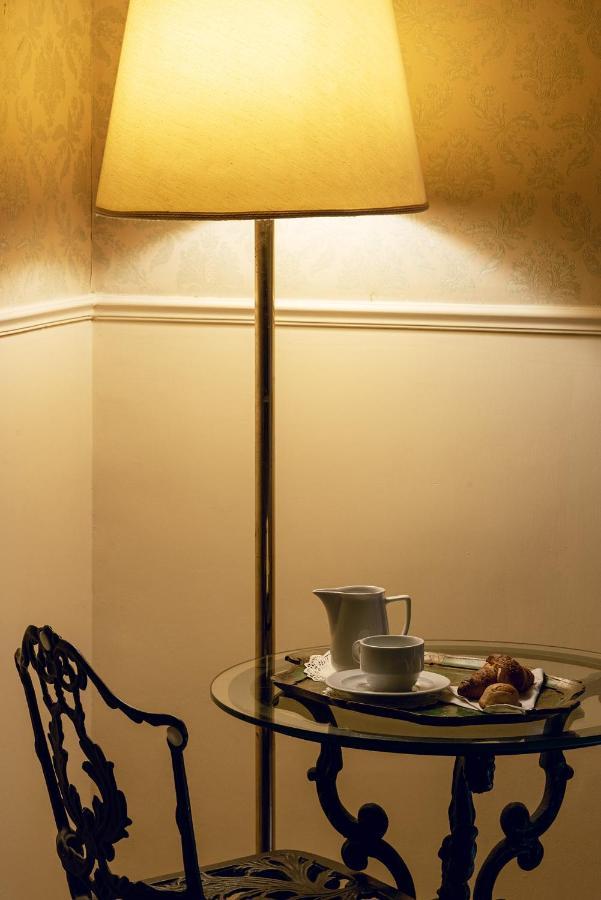 Carafa Di Maddaloni Residenza Di Charme Hotel เนเปิลส์ ภายนอก รูปภาพ