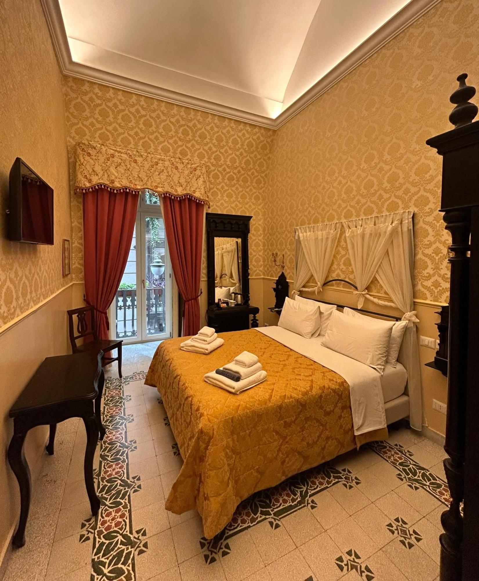 Carafa Di Maddaloni Residenza Di Charme Hotel เนเปิลส์ ภายนอก รูปภาพ