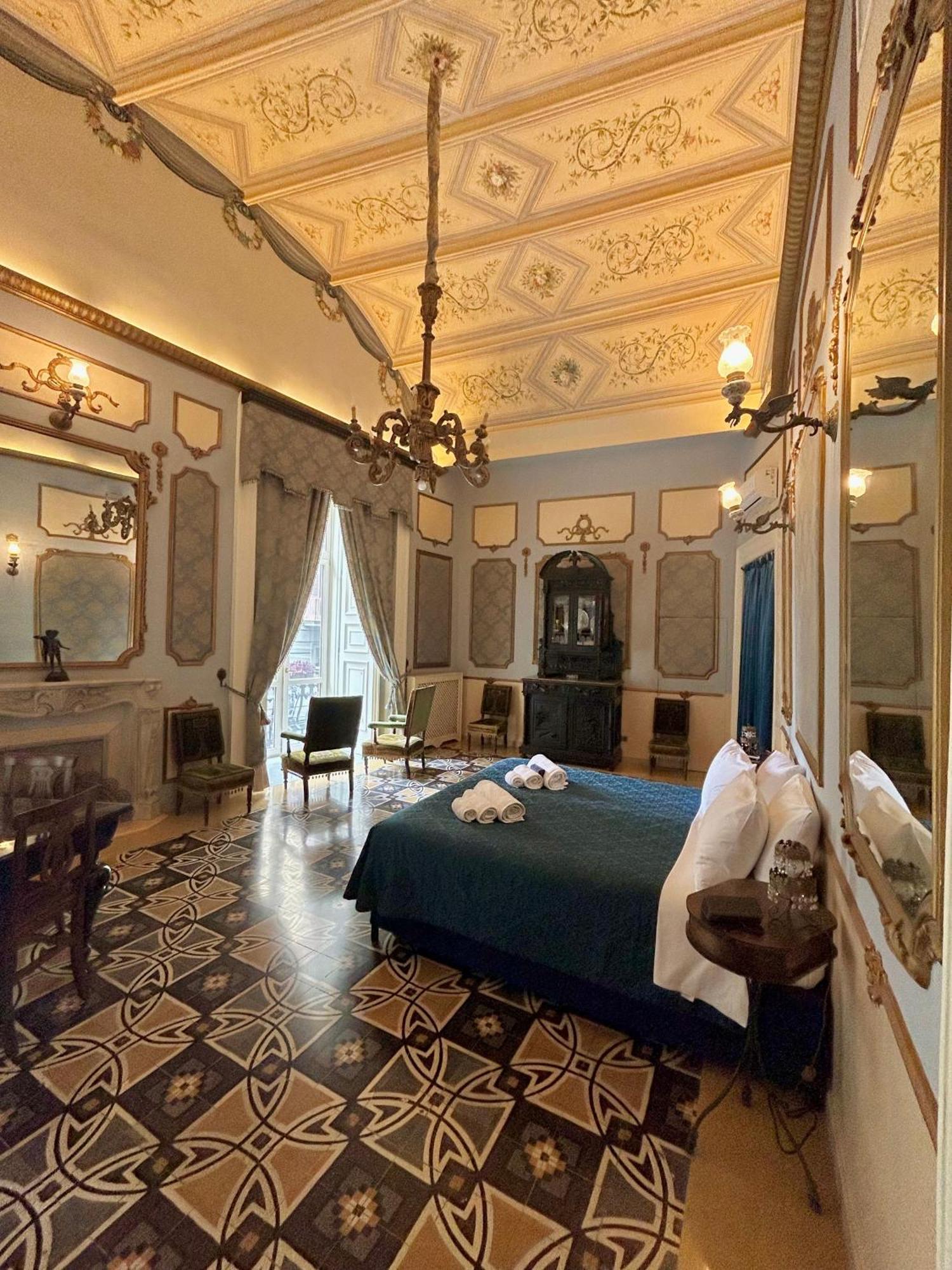 Carafa Di Maddaloni Residenza Di Charme Hotel เนเปิลส์ ภายนอก รูปภาพ