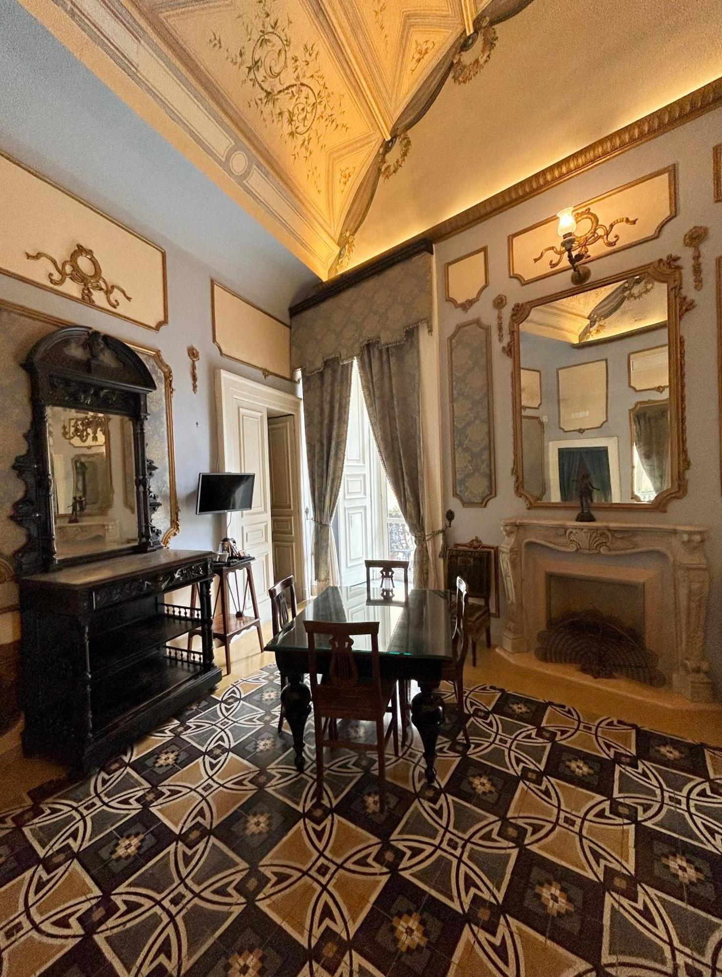 Carafa Di Maddaloni Residenza Di Charme Hotel เนเปิลส์ ภายนอก รูปภาพ